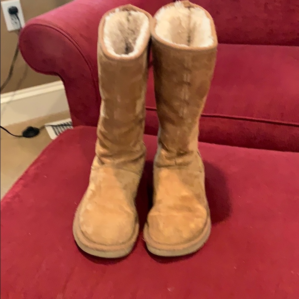 Gorgeous tan Uggs - Picture 5 of 6